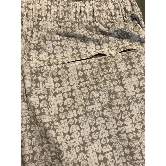 VRST Men's 5” Resort Short Print White/Silver Stamped Geo Size M NWT - Picture 5 of 14